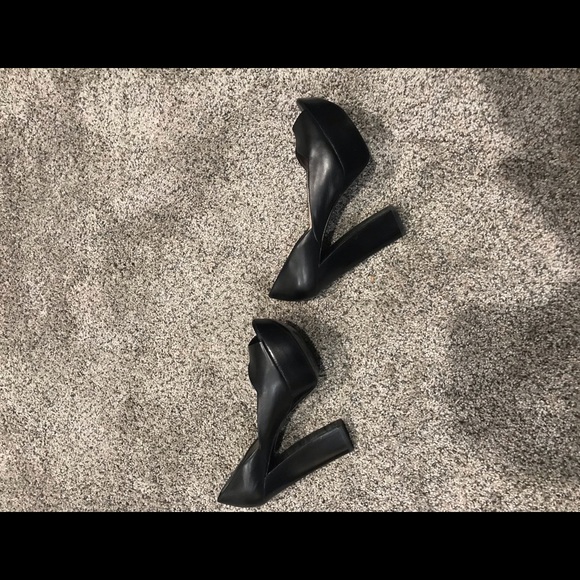 Pelle Moda Brand Ladies Size 10 Medium Shoe. Black Color. - Picture 3 of 5